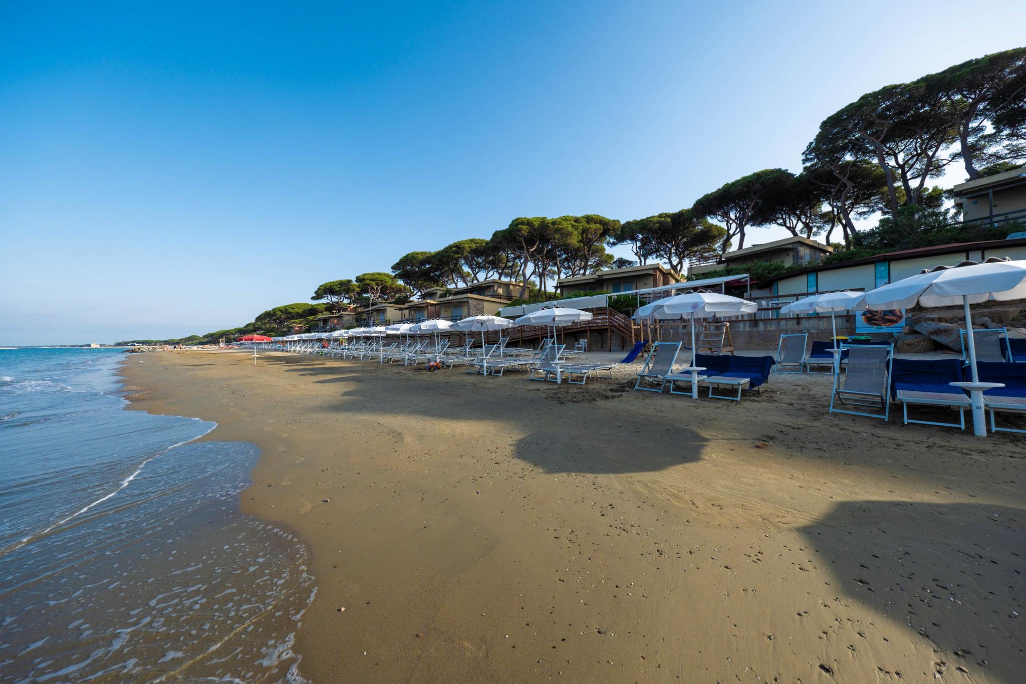 Der flache und 800 Meter lange Strand gehört zum Reka-Ferienresort Golfo del Sole